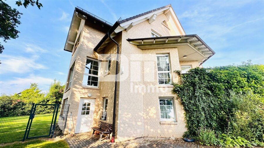 Hochklassiges Einfamilienhaus mit Einliegerwohnung in Bestlage auf großem Traumgrundstück - Frontansicht / Zugang Einliegerwohnung ebenerdig